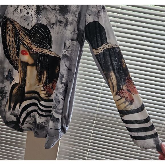 Queen G. Botique Black and White Graphic Oversized Tunic - Picture 9 of 13